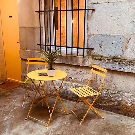 Studio Renove Avec Patio, Coeur Du Centre Ville 브장송 외부 사진