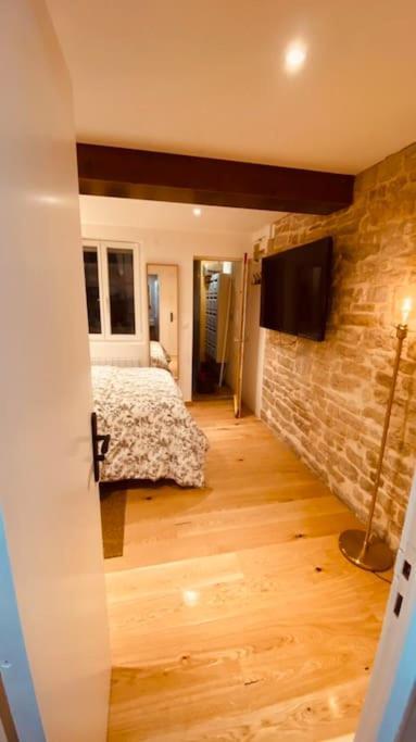 Studio Renove Avec Patio, Coeur Du Centre Ville 브장송 외부 사진