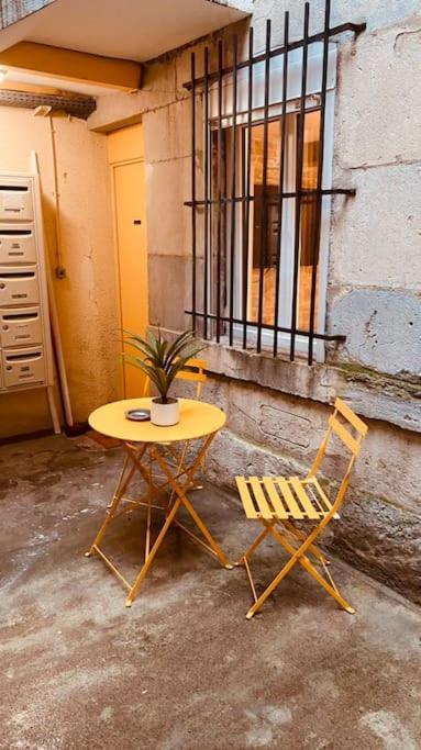 Studio Renove Avec Patio, Coeur Du Centre Ville 브장송 외부 사진