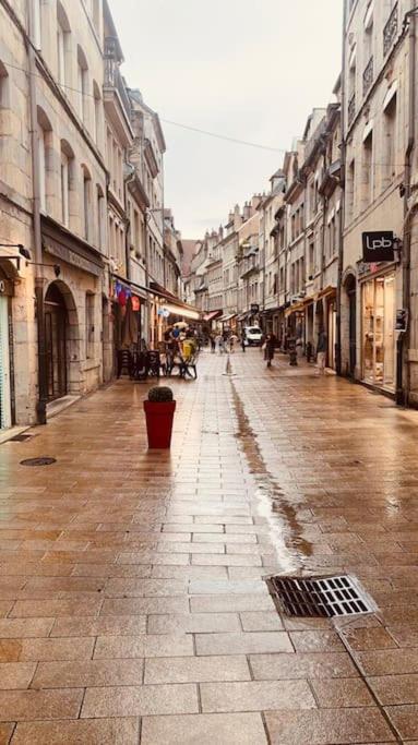 Studio Renove Avec Patio, Coeur Du Centre Ville 브장송 외부 사진